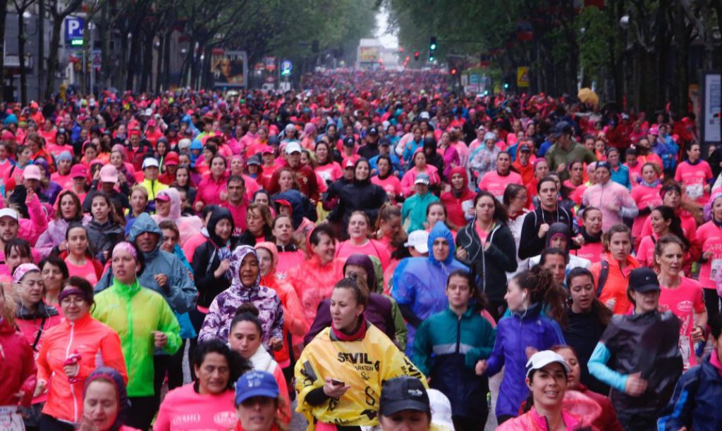 Una marea rosa de 32.000 mujeres cruza Madrid bajo la lluvia